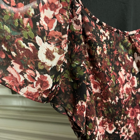 3/$10 ☀️ Blousology Floral Sheer Top - Picture 2 of 7